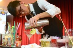 賓館管理專業(yè)學生比拼調(diào)酒技藝